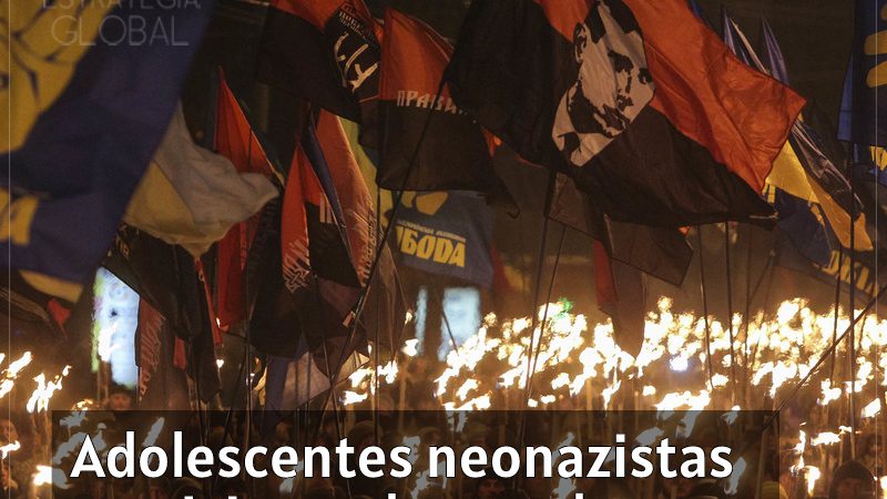 Adolescentes neonazistas participam de uma marcha com tochas em Kiev